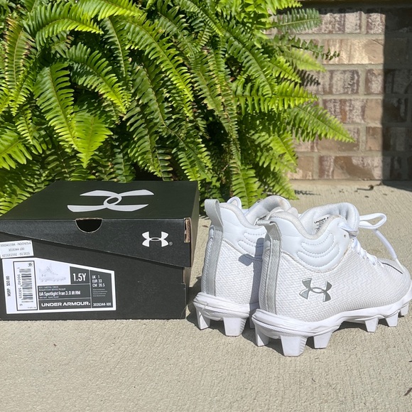 Under Armour Youth 1.5 Football Cleats - Picture 2 of 5